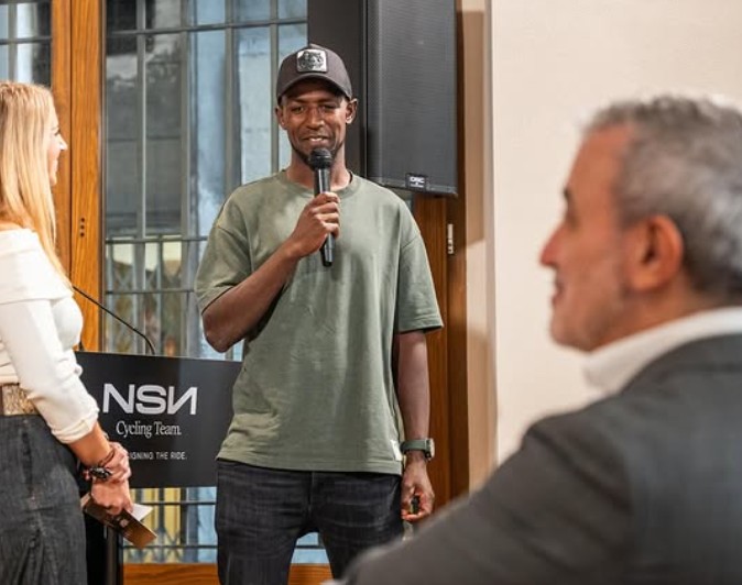 girodociclismo.com.br andres iniesta abraca o ciclismo e apresenta a nsn cycling com biniam girmay paixao anterior ao futebol assista o video image