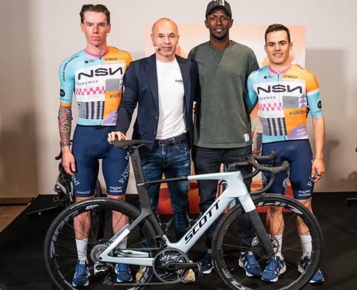 girodociclismo.com.br andres iniesta abraca o ciclismo e apresenta a nsn cycling paixao que me acompanha ha mais tempo que o futebol assista o video image