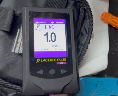 girodociclismo.com.br ciclista do world tour inicia pre temporada com treinos inusitados no rolo faco aquecimento no banheiro com o aquecedor no maximo image