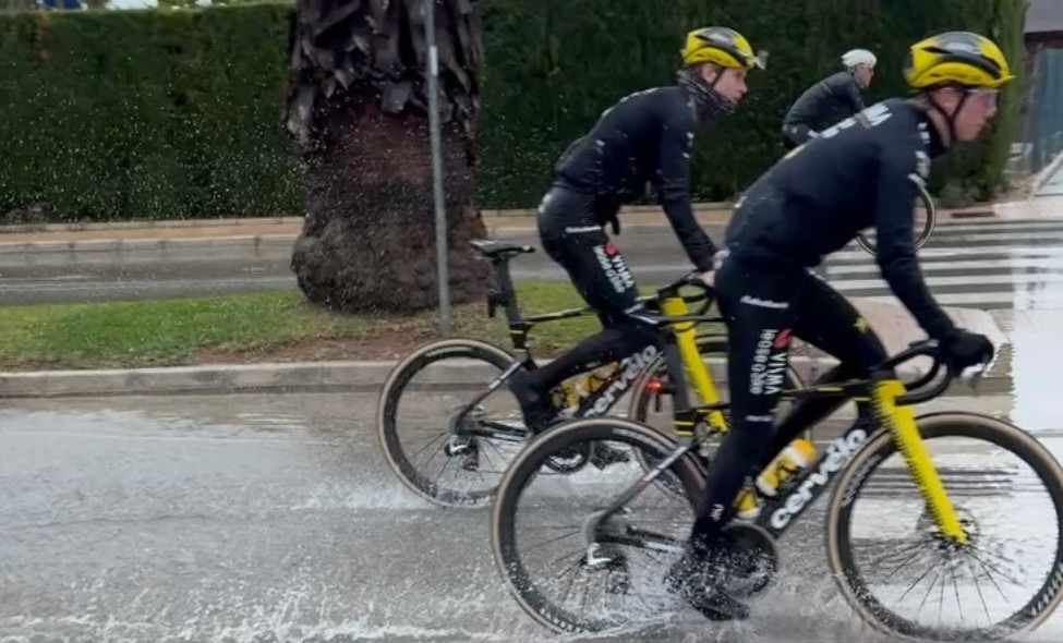 girodociclismo.com.br equipes do worldtour enfrentam fortes tempestades durante preparacao na espanha confira o video image 2