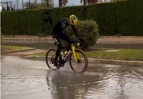 girodociclismo.com.br equipes do worldtour enfrentam fortes tempestades durante preparacao na espanha confira o video image 3