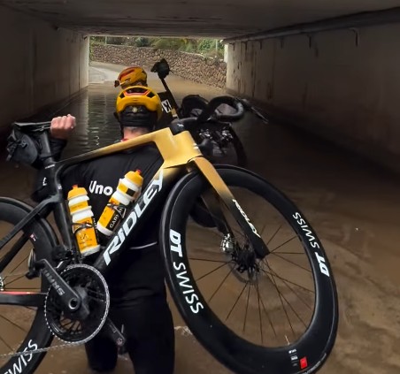 girodociclismo.com.br equipes do worldtour enfrentam tempestades na espanha ciclistas com agua nos joelhos carregam bicicletas nos ombros assista o video image 1
