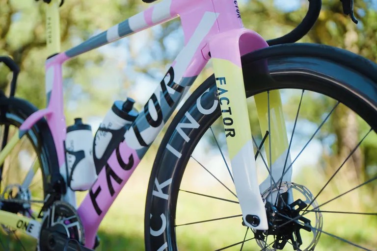 girodociclismo.com.br factor one a nova aero road que a marca chama de a bicicleta de estrada homologada pela uci mais rapida do mundo image 5