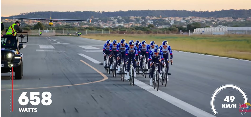 girodociclismo.com.br incrivel ciclistas da red bull bora lancam aviao a 54kmh atletas realizam facanha inedita assista o video image