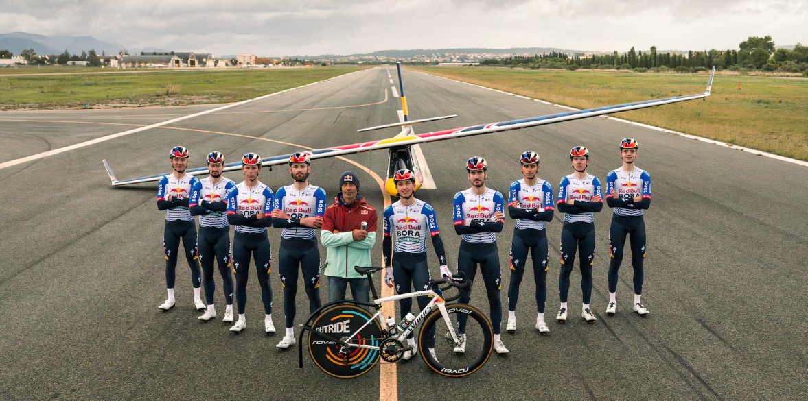 girodociclismo.com.br incrivel ciclistas da red bull bora rebocam e aviao decola a 54kmh assista o video com a facanha inedita image 1
