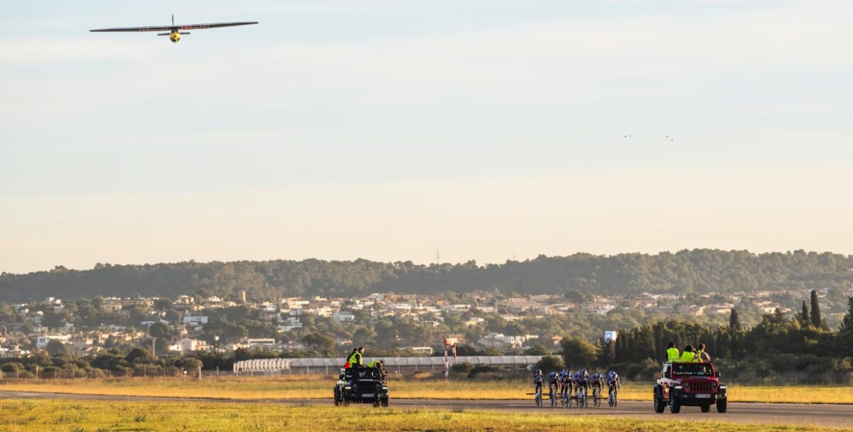 girodociclismo.com.br incrivel ciclistas da red bull bora rebocam e aviao decola a 54kmh assista o video com a facanha inedita image