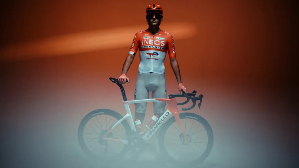 girodociclismo.com.br ineos grenadiers apresenta novo e ousado uniforme todos os ciclistas usarao calcoes brancos em 2026 confira as imagens image