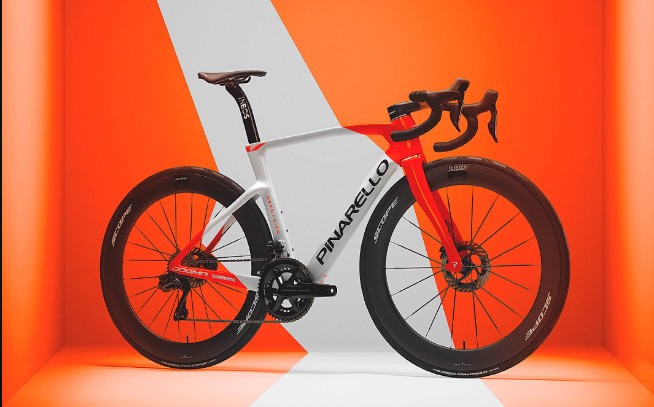 girodociclismo.com.br ineos grenadiers apresenta polemico novo uniforme todos os ciclistas usarao calcoes brancos em 2026 confira as imagens image 1