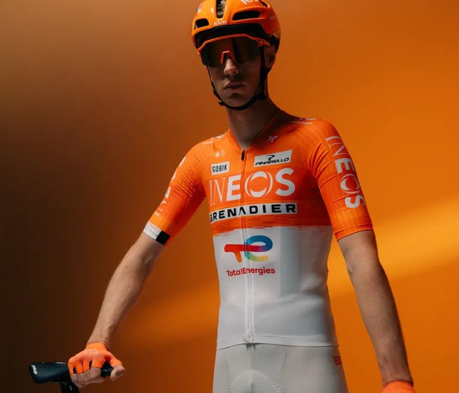 girodociclismo.com.br ineos grenadiers apresenta polemico novo uniforme todos os ciclistas usarao calcoes brancos em 2026 confira as imagens image
