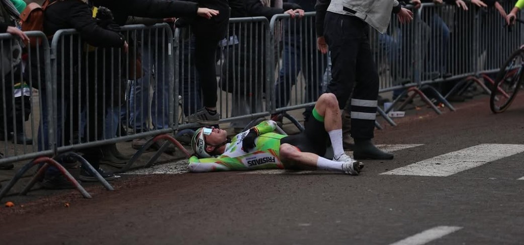 girodociclismo.com.br lider da copa do mundo encerra temporada apos grave queda em loenhout image 1