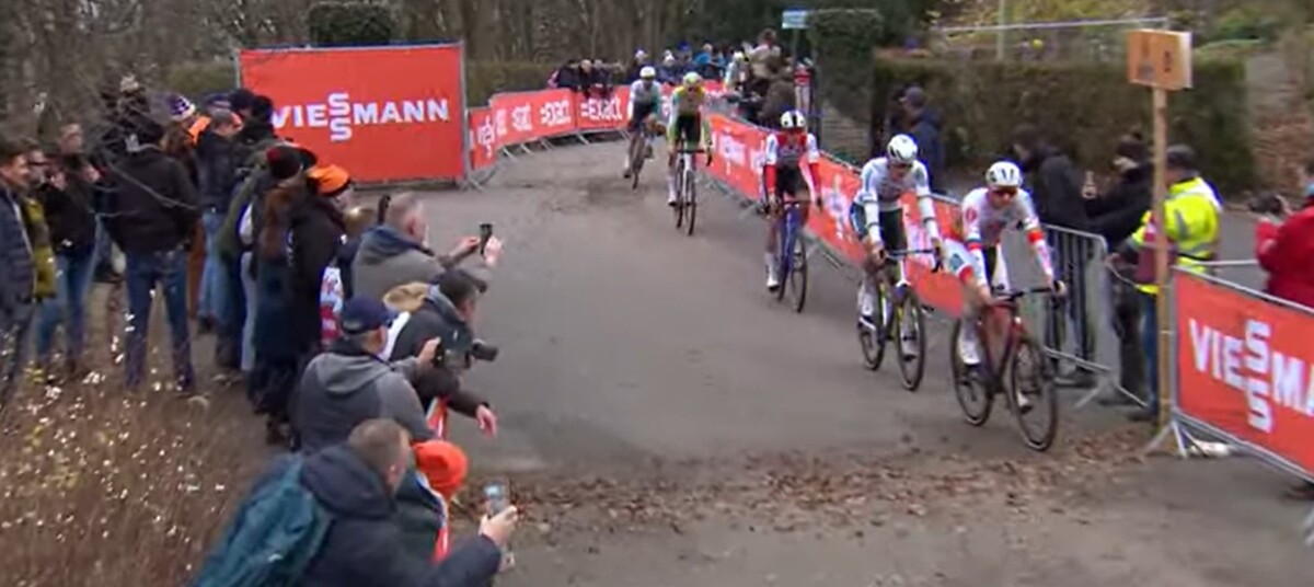 girodociclismo.com.br mathieu van der poel da show e vence a copa do mundo de namur confira os resultados e a chegada image 5