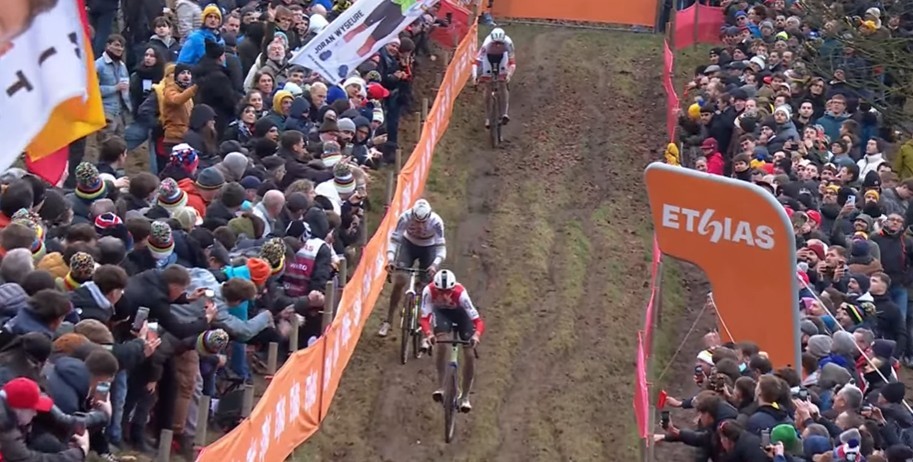 girodociclismo.com.br mathieu van der poel da show e vence a copa do mundo de namur confira os resultados e a chegada image 6