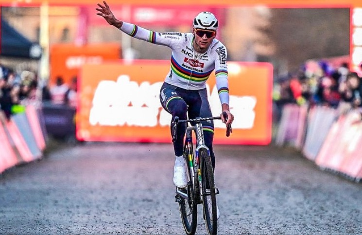 girodociclismo.com.br mathieu van der poel descreve vitoria na copa do mundo thibau nys cometeu um pequeno erro e eu o ultrapassei assista o video image