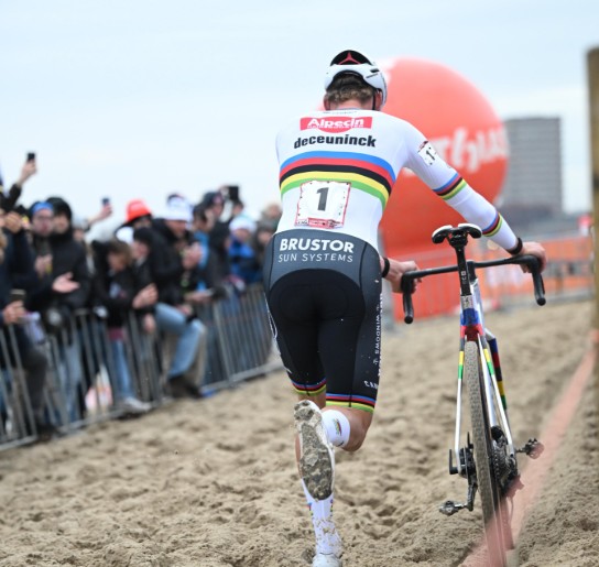girodociclismo.com.br mathieu van der poel vence a copa do mundo de antuerpia wout van aert sofre furo de pneu confira os resultados e a chegada image 2