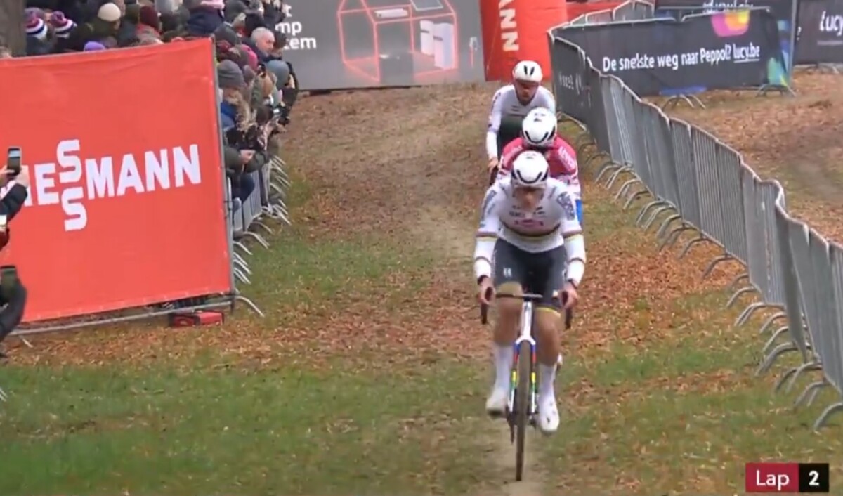 girodociclismo.com.br mathieu van der poel vence a copa do mundo de antuerpia wout van aert sofre furo de pneu confira os resultados e a chegada image 7