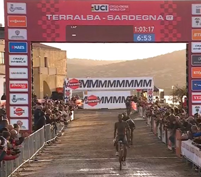 girodociclismo.com.br michael vanthourenhout vence a copa do mundo de terralba com muita lama confira os resultados e a chegada image 1