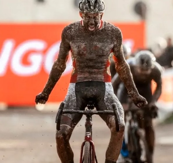 girodociclismo.com.br michael vanthourenhout vence a copa do mundo de terralba com muita lama confira os resultados e a chegada image 4