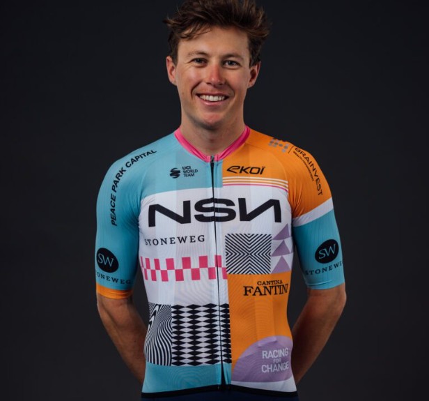girodociclismo.com.br nsn cycling ex israel premier tech revela novo uniforme equipe muda radicalmente com cores inspiradas em barcelona para 2026 assista o video image 1