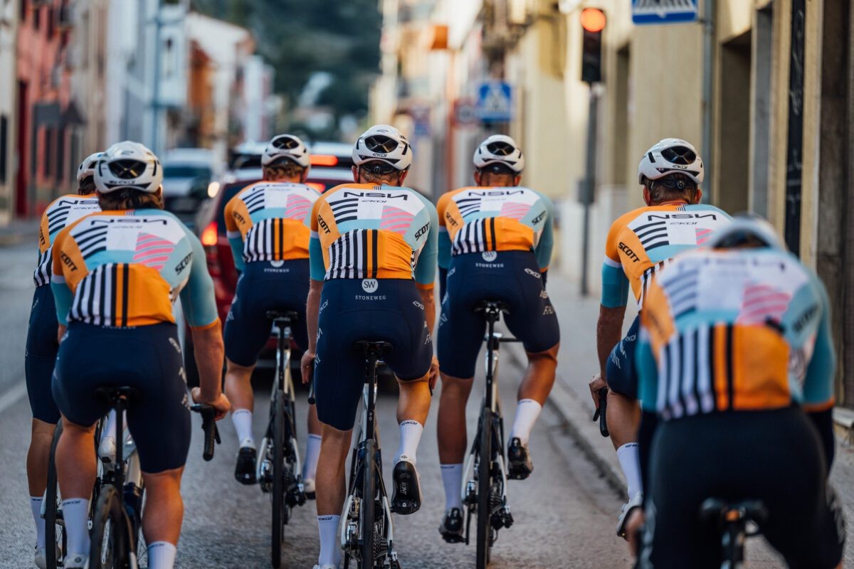 girodociclismo.com.br nsn cycling ex israel premier tech revela novo uniforme equipe muda radicalmente com cores inspiradas em barcelona para 2026 assista o video image