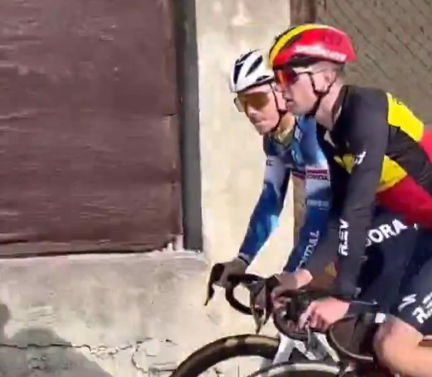 girodociclismo.com.br remco evenepoel e flagrado em treino com as cores da red bull bora ciclista surge tambem com nova cor de bicicleta assista o video image 1