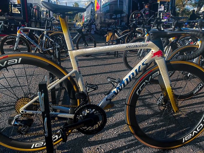 Remco Evenepoel revela nova bicicleta em treino na Red Bull-Bora, belga ainda com uniforme da Soudal Quick-Step, assista os vídeos 1 girodociclismo.com.br remco evenepoel inicia treinos na red bull bora com nova bicicleta mas com uniforme antigo image 1