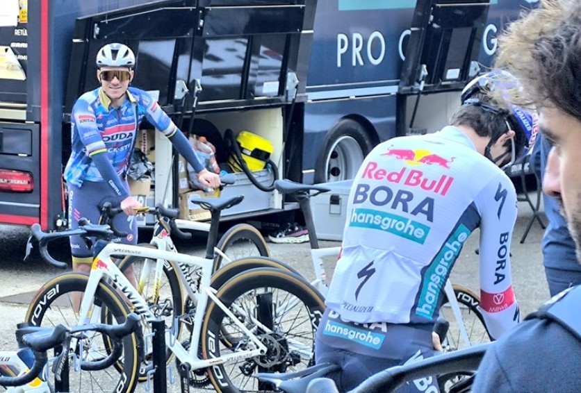 Remco Evenepoel revela nova bicicleta em treino na Red Bull-Bora, belga ainda com uniforme da Soudal Quick-Step, assista os vídeos 2 girodociclismo.com.br remco evenepoel inicia treinos na red bull bora com nova bicicleta mas com uniforme antigo image 2