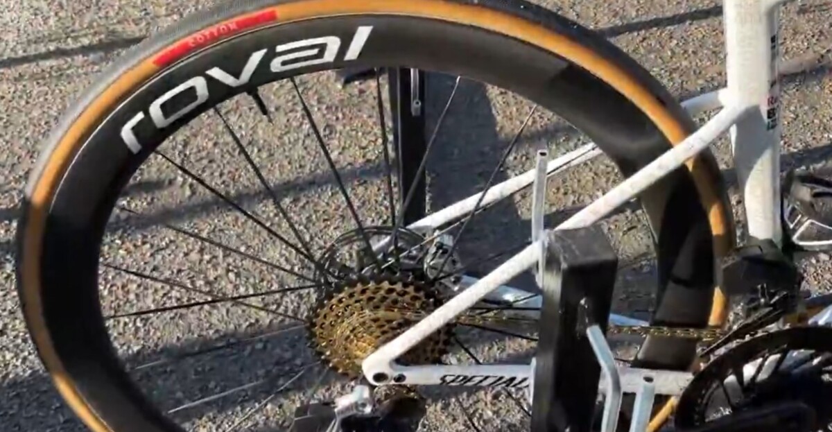 Remco Evenepoel revela nova bicicleta em treino na Red Bull-Bora, belga ainda com uniforme da Soudal Quick-Step, assista os vídeos 3 girodociclismo.com.br remco evenepoel inicia treinos na red bull bora com nova bicicleta mas com uniforme antigo image 3