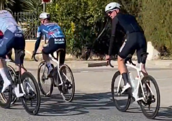 girodociclismo.com.br remco evenepoel surpreende em treino e surge com cores da red bull bora hansgrohe assista o video image