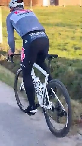 girodociclismo.com.br remco evenepoel testa o terreno nas colinas flamengas e reacende especulacoes image