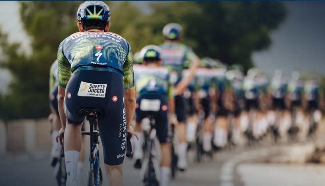 girodociclismo.com.br soudal quick step apresenta novo uniforme agora com verde limao equipe aposta na visibilidade do ciclista confira o anuncio image