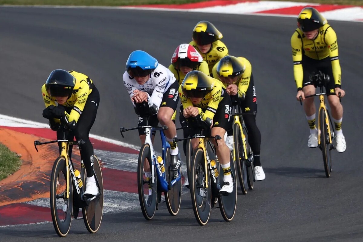 girodociclismo.com.br tadej pogacar e nosso maior rival mas e frustrante com alguem tao dominante visma trabalha estrategias para derrotar pogacar assista o video image 3