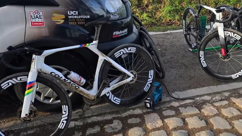 girodociclismo.com.br tadej pogacar surge em barbearia apos reconhecimento da paris roubaix ele me pagou mais do que deveria afirma barbeiro image 1