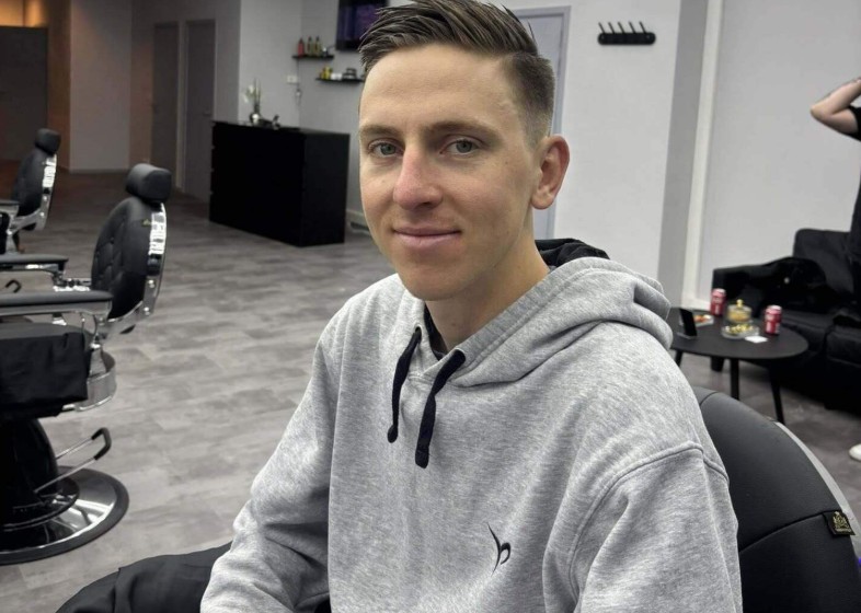 girodociclismo.com.br tadej pogacar surge em barbearia apos reconhecimento da paris roubaix ele me pagou mais do que deveria afirma barbeiro image