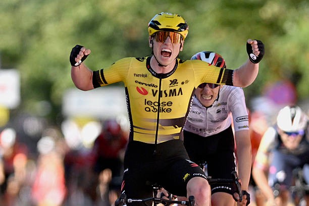 girodociclismo.com.br temos uma nova superestrela diretor da visma lease a bike aposta forte em jovem prodigio britanico assista o video image