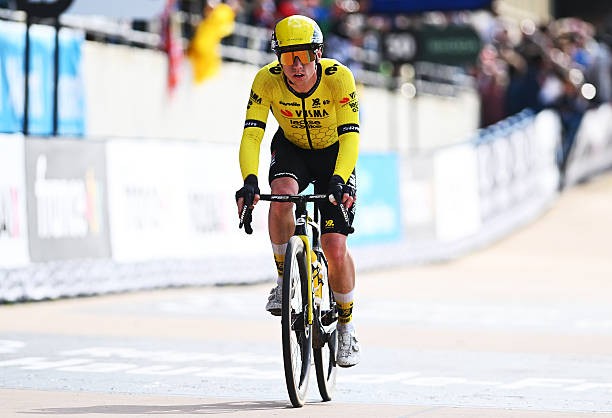 girodociclismo.com.br temos uma nova superestrela diretor da visma lease a bike aposta forte em jovem prodigio britanico para 2026 assista o video image 3