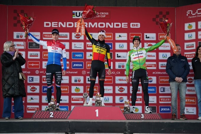 girodociclismo.com.br thibau nys vence copa do mundo apos duelo eletrizante wout van aert 6o confira os resultados e a chegada image 3