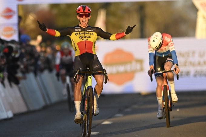 girodociclismo.com.br thibau nys vence copa do mundo apos duelo eletrizante wout van aert 6o confira os resultados e a chegada image 4