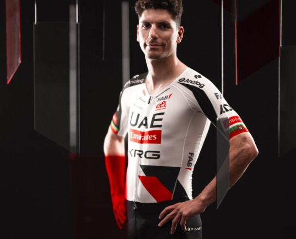 girodociclismo.com.br uae emirates apresenta o novo uniforme para a temporada 2026 assista o video image 2