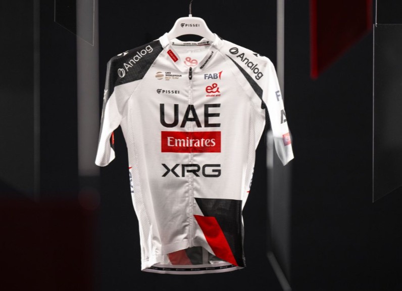 girodociclismo.com.br uae emirates apresenta o novo uniforme para a temporada 2026 assista o video image 3