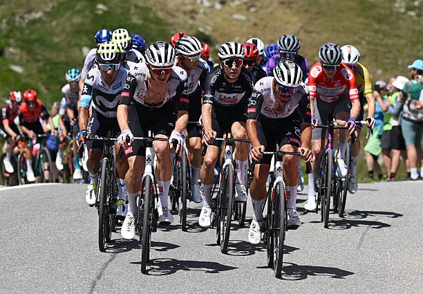girodociclismo.com.br uae team emirates xrg sucesso coletivo e tensoes internas entre jovens talentos image 5
