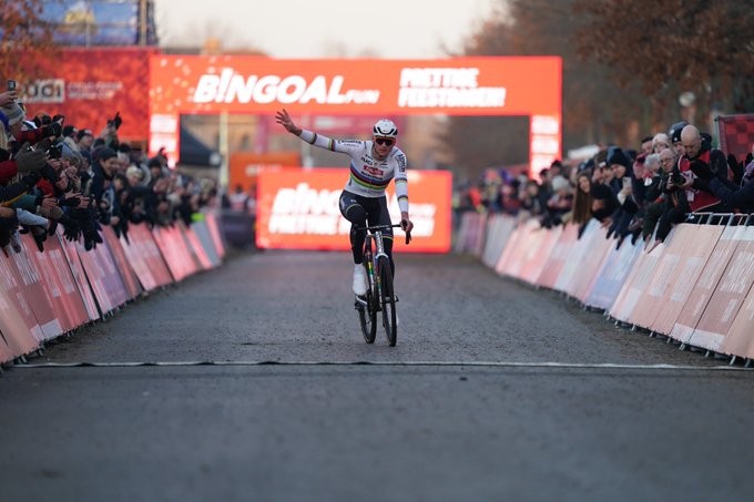 girodociclismo.com.br van der poel vence em gavere e amplia dominio no ciclocross image 4