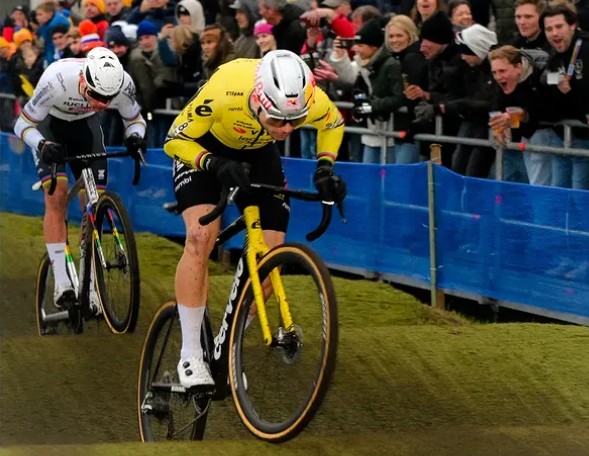girodociclismo.com.br wout van aert lamenta derrota para mathieu van der poel pneu furado 2x na mesma pedra uma burrice image