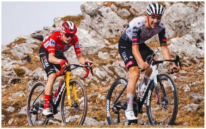 girodociclismo.com.br a uae emirates sempre leva uma estrela mesmo no meio do nada gregario de jonas vingegaard fala sobre a maior rivalidade do ciclismo mundial image 5