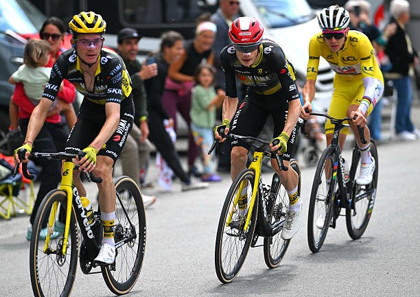 girodociclismo.com.br a uae emirates sempre leva uma estrela mesmo no meio do nada gregario de jonas vingegaard fala sobre a maior rivalidade do ciclismo mundial image 7
