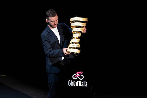 girodociclismo.com.br bjarne riis faz duras criticas apos a aposentadoria de simon yates alguem esta se sentindo humilhado ele acabou de vencer o giro image 2