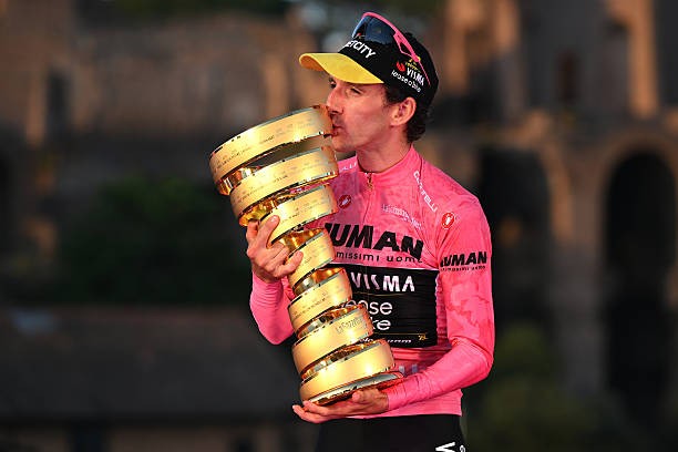 girodociclismo.com.br bjarne riis faz duras criticas apos a aposentadoria de simon yates alguem esta se sentindo humilhado ele acabou de vencer o giro image 5
