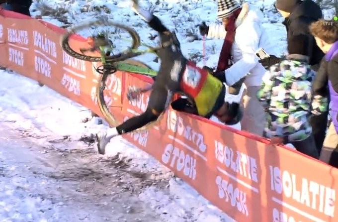 girodociclismo.com.br campeao belga sofre forte queda durante a copa do mundoqueda tira chances de nys em zonhoven e muda o rumo da prova image