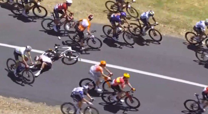 girodociclismo.com.br canguru derruba jay vine lider do tour down under ciclistas da uae emirates abandonam a prova apos queda assista o video image 2