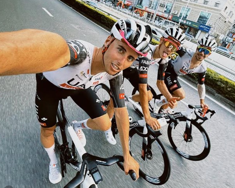 girodociclismo.com.br capitao da uae emirates esclarece polemica nas redes sociais ciclista foi flagrada com celular durante o alula tour assista os videos image 2