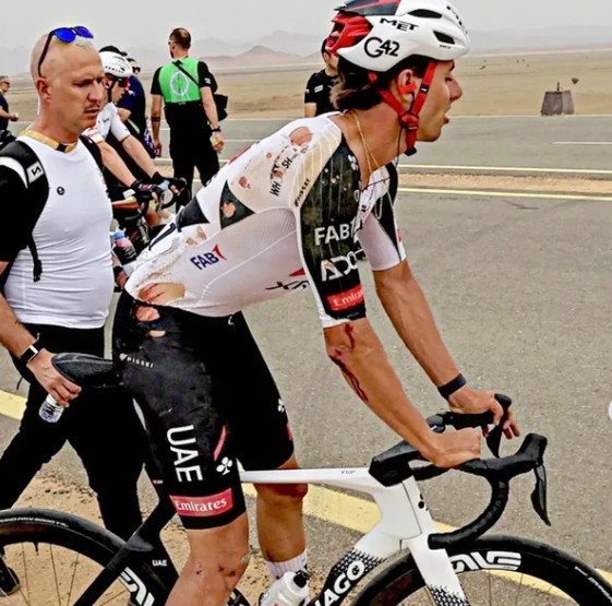 girodociclismo.com.br capitao da uae emirates esclarece polemica nas redes sociais ciclista foi flagrada com celular durante o alula tour assista os videos image
